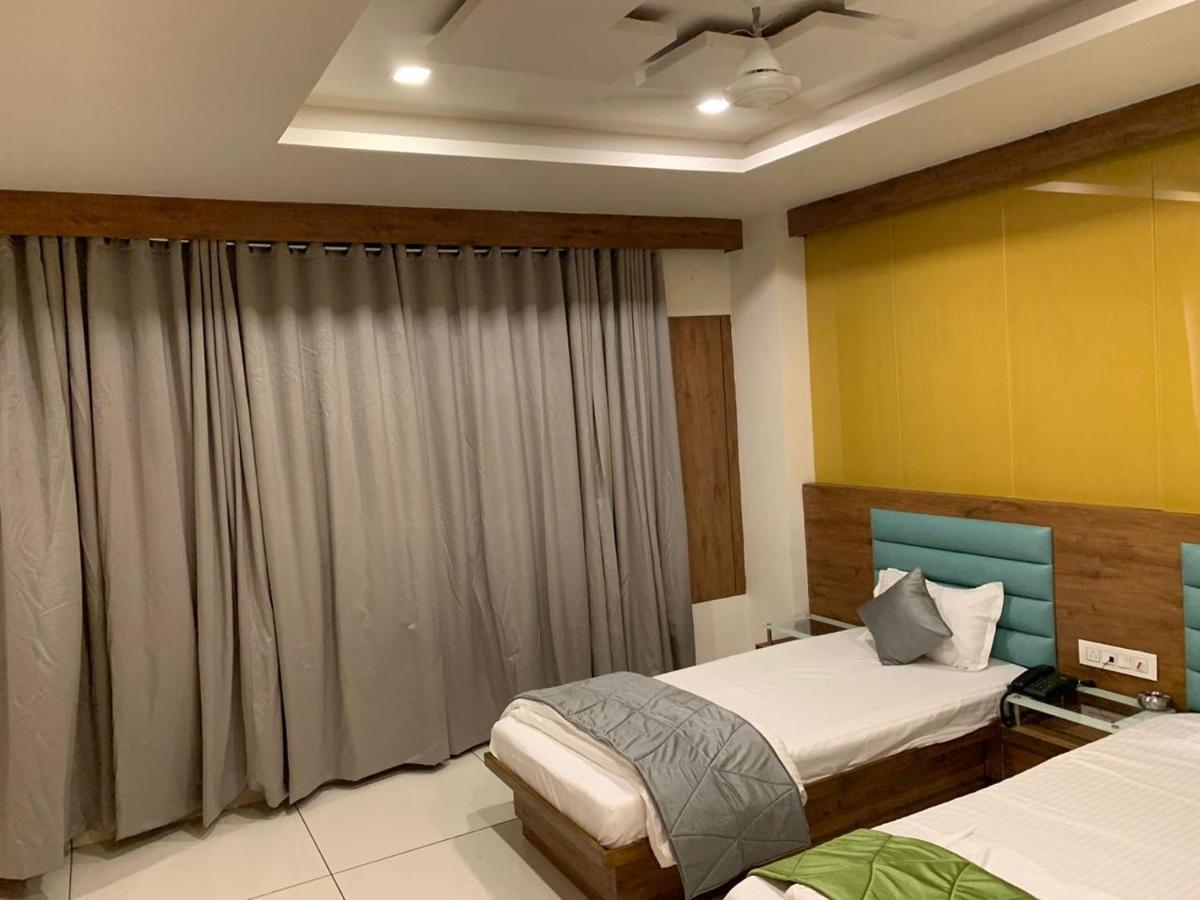 Hotel Satkar Chhatral Екстер'єр фото