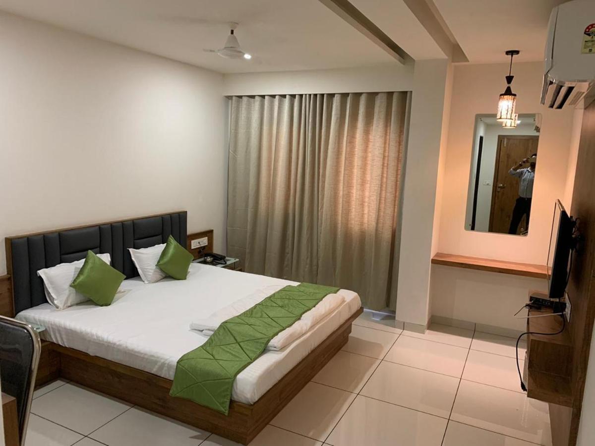 Hotel Satkar Chhatral Екстер'єр фото
