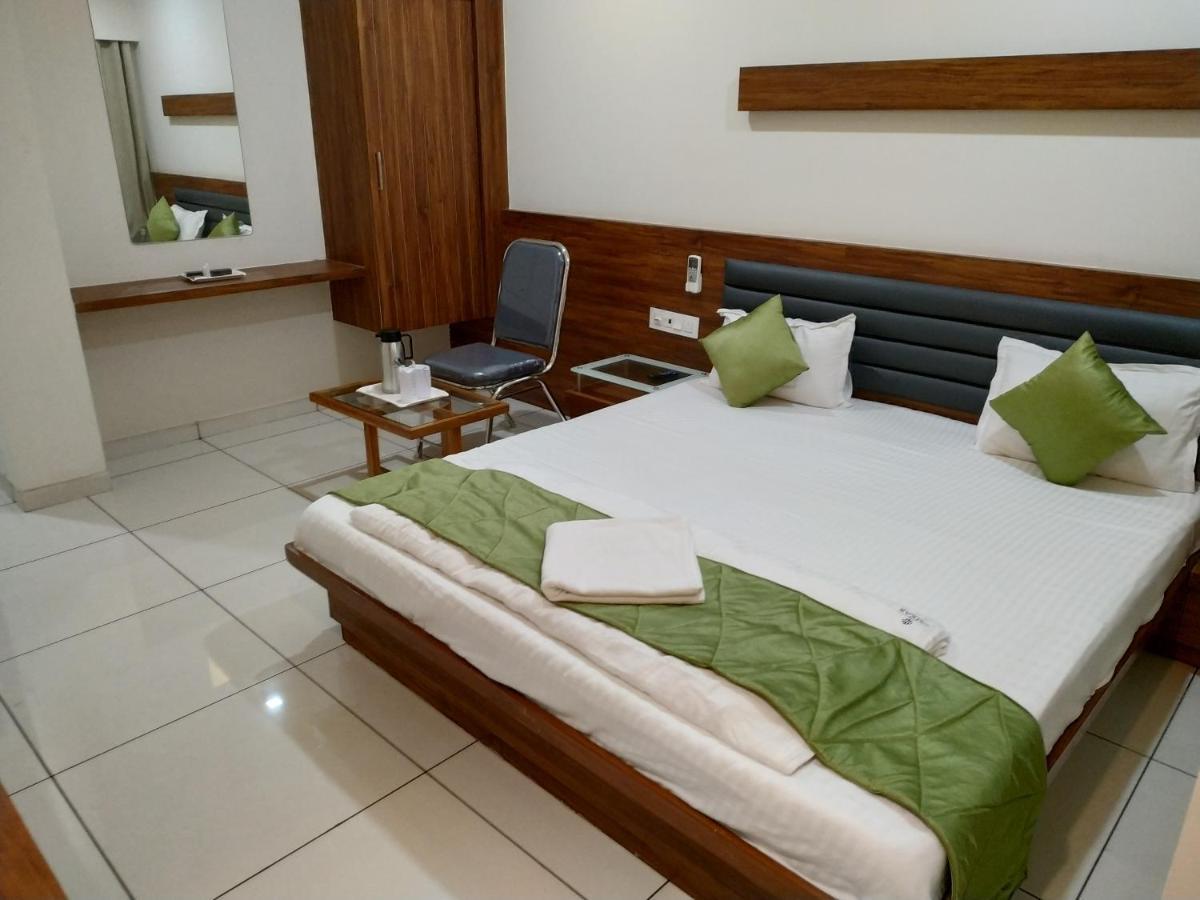 Hotel Satkar Chhatral Екстер'єр фото