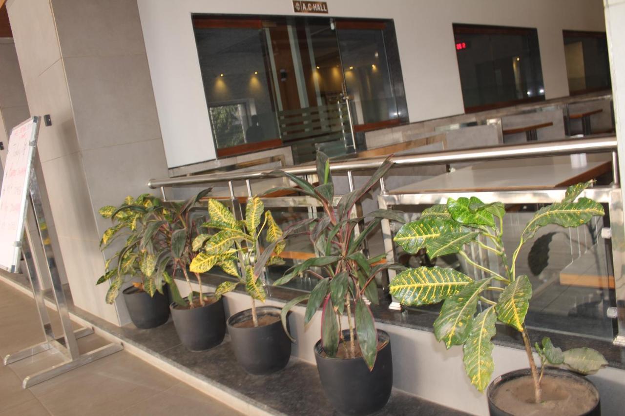 Hotel Satkar Chhatral Екстер'єр фото